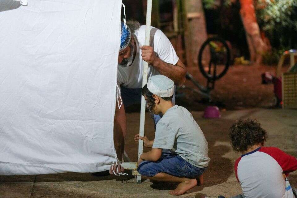 משפחת אלפסי ממושב דישון על גבול לבנון בונה סוכה בצאת יום כיפור , אייל מרגולין - ג׳יני