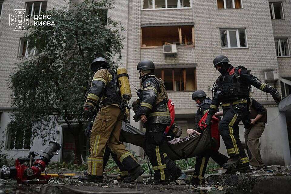 פינוי פצועה מהבניין שבו נהרג נער אזרח ישראל בקייב , איי.אף.פי