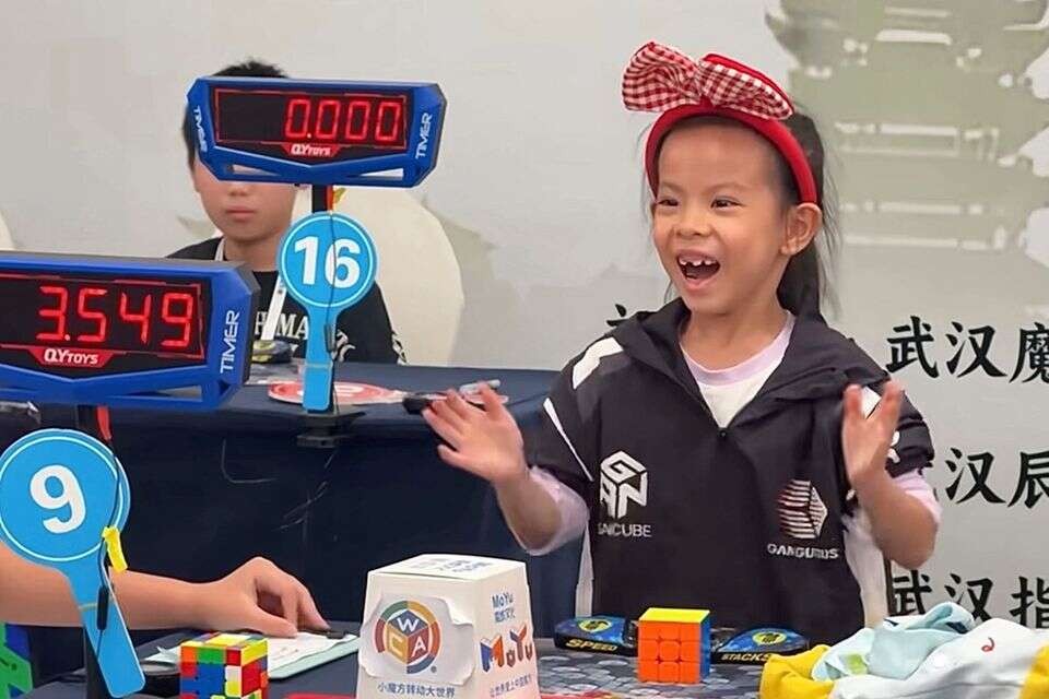 ליאן יונז'י בת ה-6 לאחר שפתרה את הקובייה ההונגרית ושברה את השיא , AP