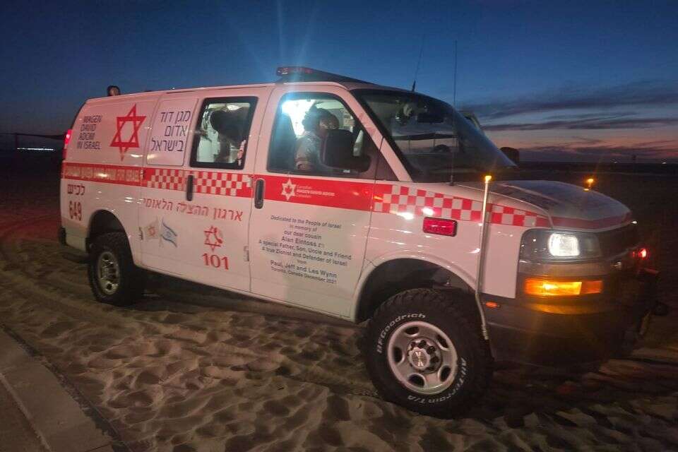 3 גברים טבעו בחוף באשקלון, שניים אותרו ונמשכים החיפושים אחר הנעדר הנוסף , תיעוד מבצעי מד"א