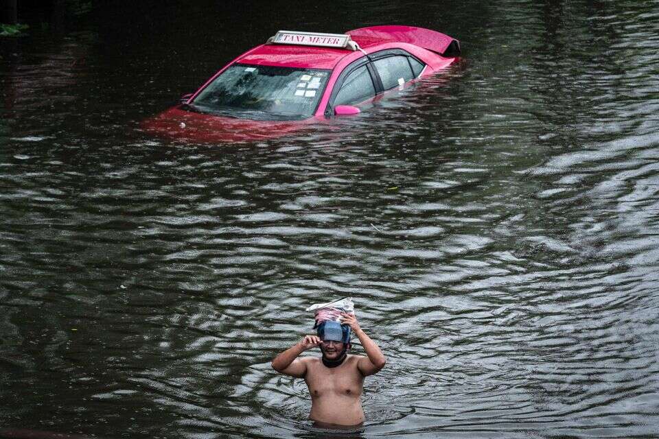 אדם ברחובות בנגקוק המוצפים , AFP
