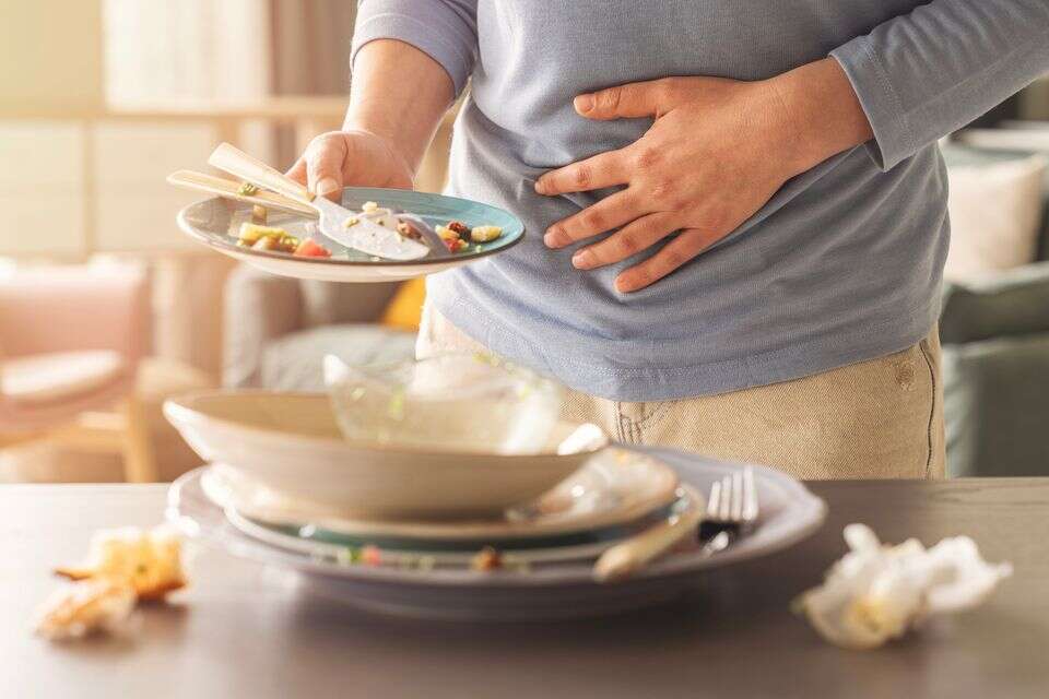 אכילה כאב בטן , istockphoto