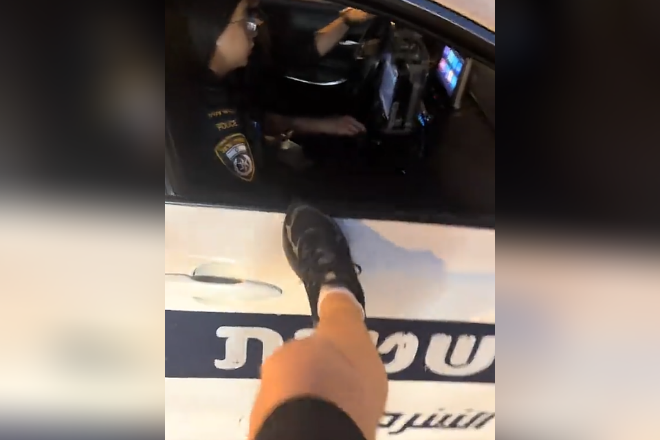 נער בועט בניידת משטרה , צילום מסך