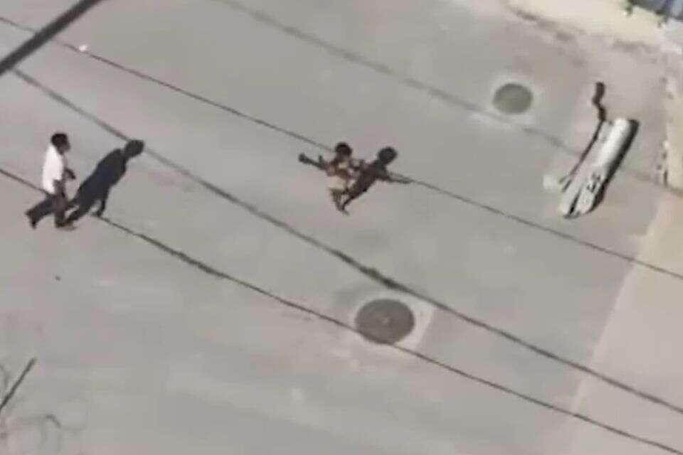 תיעוד הילד עם אמל"ח , צילום מסך מתוך סרטון דובר צה"ל