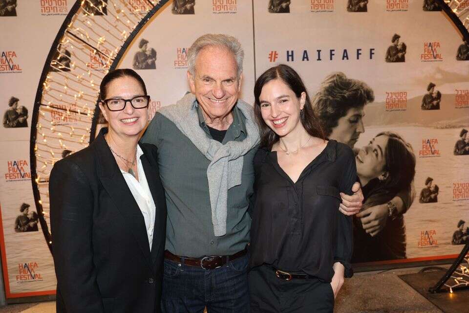 אבי נשר עם בתו תום נשר (מימין) ורעייתו איריס נשר, פתיחת פסטיבל הסרטים חיפה 2026  , רפי דלויה