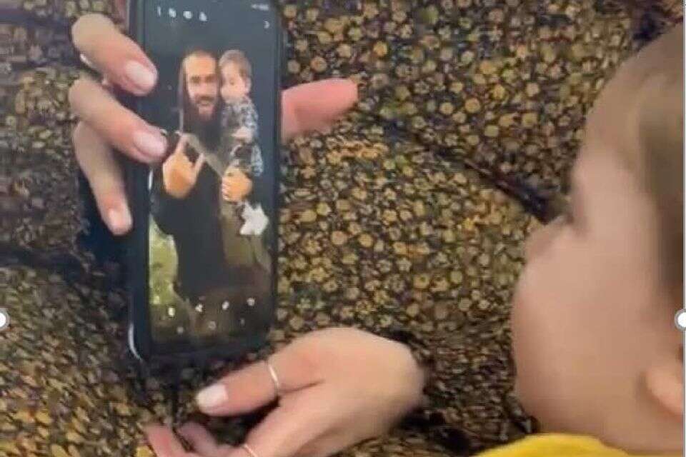 בנו של יהונתן לובר צופה בתמונה של אביו המנוח בטלפון , רשתות חברתיות