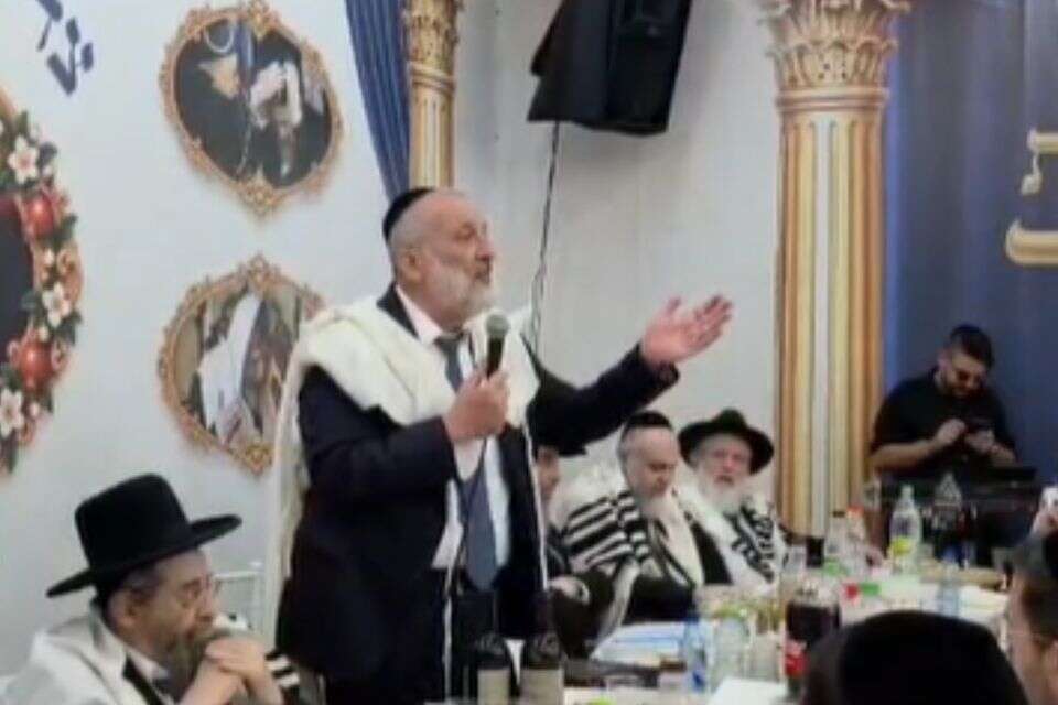 אריה דרעי מארח בסוכתו ראשי מועצות דתיות , הסטטוס של מוטי לוי