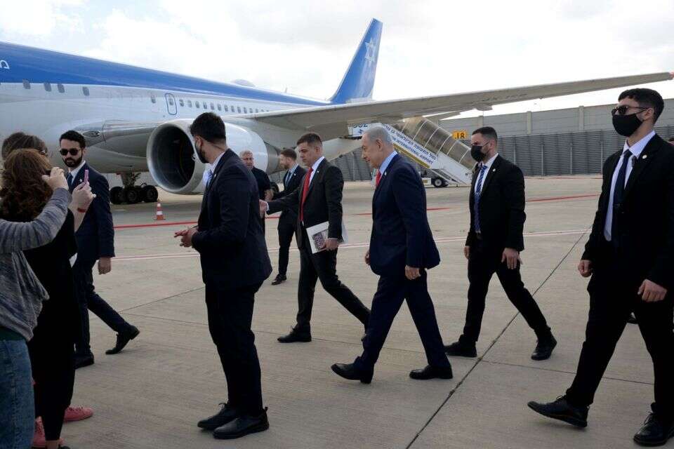 נתניהו עולה למטוס כנף ציון , אבי אוחיון/לע"מ
