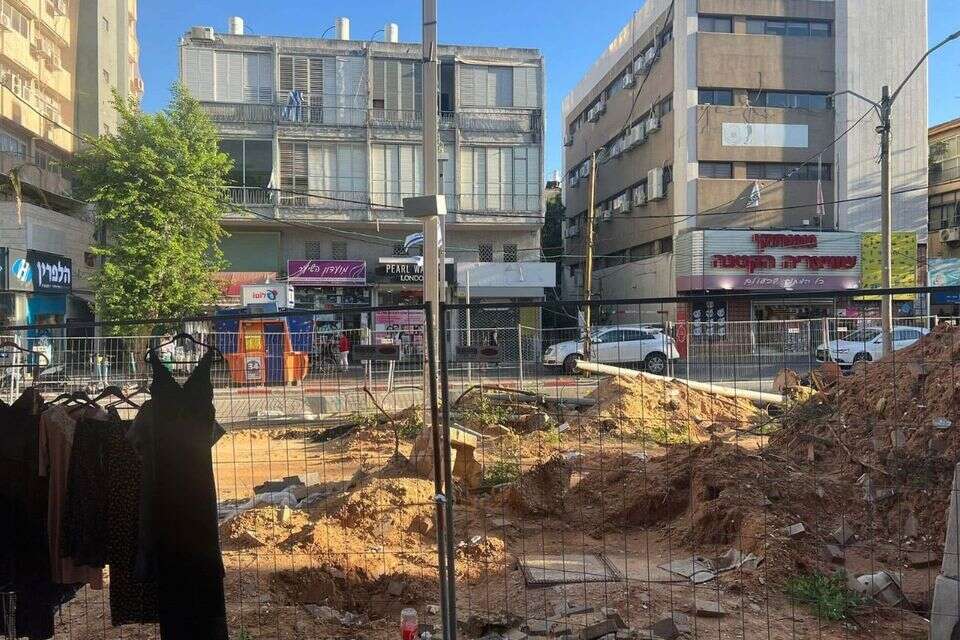 רחוב סוקולוב בחולון (ארכיון). העבודות על הרכבת הקלה בעיצומן. האם היא תשנה את המגמה? , סתיו טבוך