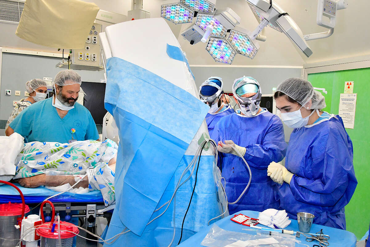 A New Method in Hospitals: Hypnosis for Pain Management in the Emergency Room