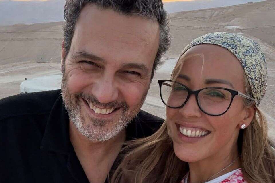 לא יודעת איפה היא נגמרת והוא מתחיל. עדן הראל עם בעלה עודד מנשה בתמונה ששיבצה בפוסט שהקדישה עבורו , אינסטגרם