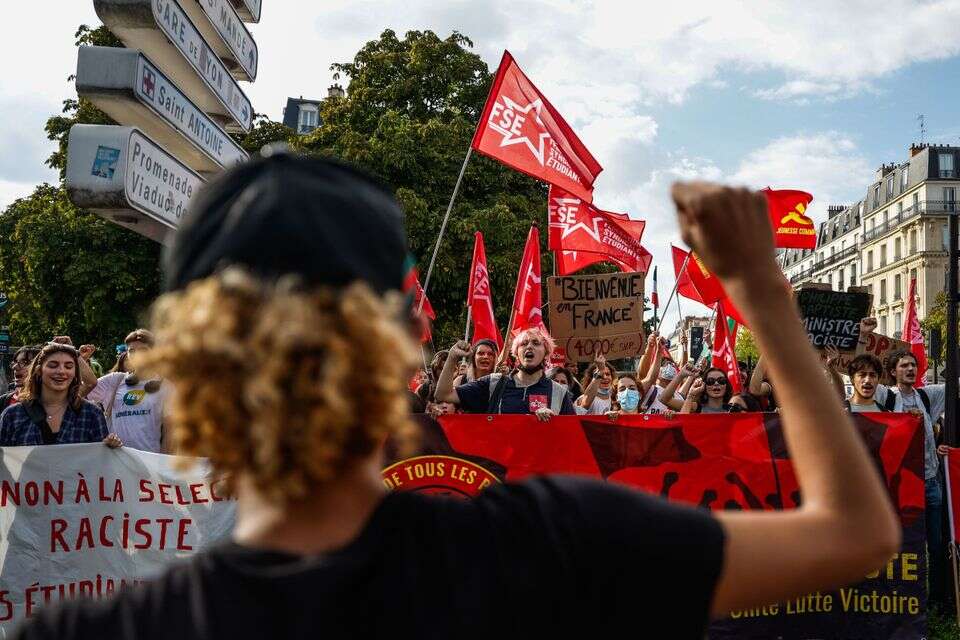 מפגינים משתתפים בשביתה ארצית בפריז , EPA
