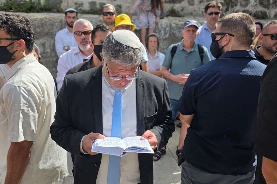 איתמר בן גביר עולה להר הבית עם סידור ,