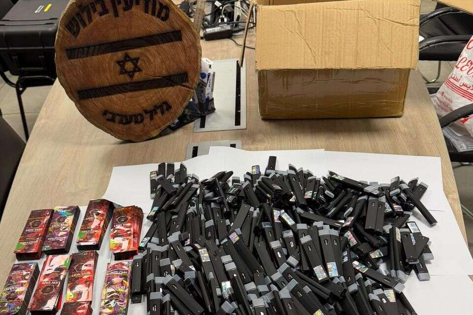 קרוב ל-400 סיגריות אלקטרוניות המכילות חומר החשוד כקנאביס , דוברות המשטרה