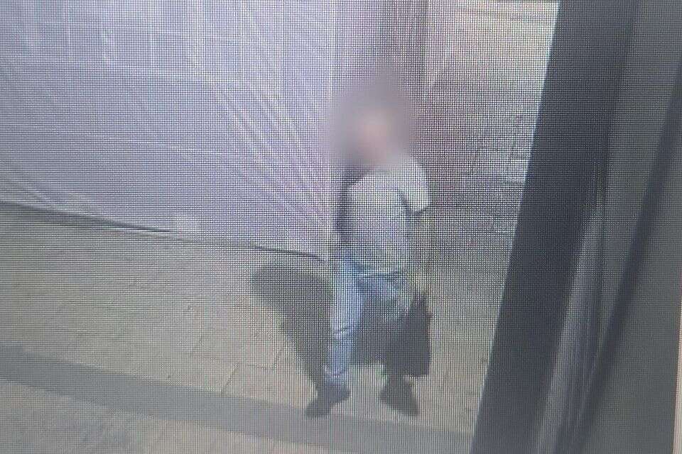 חקירה מהירה של שוטרי תחנת לב הבירה במחוז ירושלים הובילה למעצרו של תושב העיר העתיקה (52), בחשד שהצית בזדון סוכה ברחוב אגריפס במהלך החג. החקירה נפתחה בעקבות דיווח שהתקבל ביום ראשון, ואתמול אותר החשוד ונעצר. הוא נחקר בחשד להצתה ממניע גזעני, והיום תבקש המשטרה להאריך את מעצרו בבית משפט השלום בעיר. , דוברות המשטרה