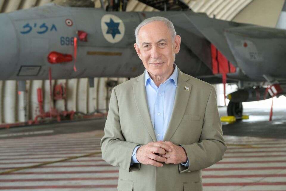 המראה החדש של ראש הממשלה: פרידה זמנית מהשחור? , מעיין טואף / לע״מ