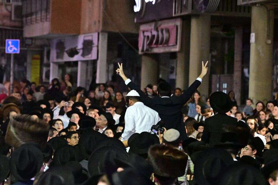 התהלוכות לכבוד חזרתם של העריקים , יוסי זליגר