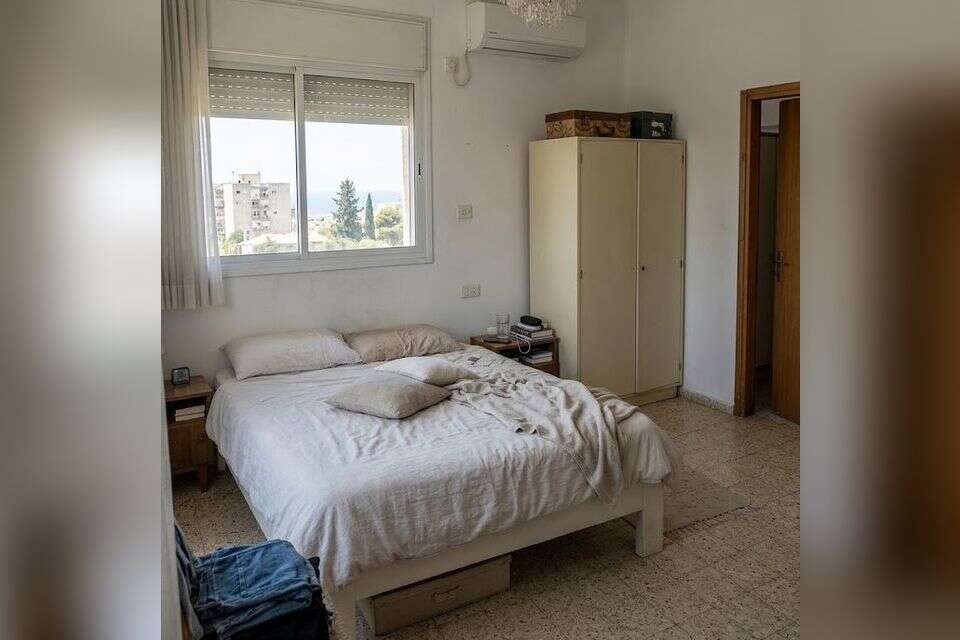 לפעמים היופי הכי גדול נמצא דווקא בניגודים שבין הפשוט לאצילי. הנברשת של סבתא, הנוף של חיפה ,