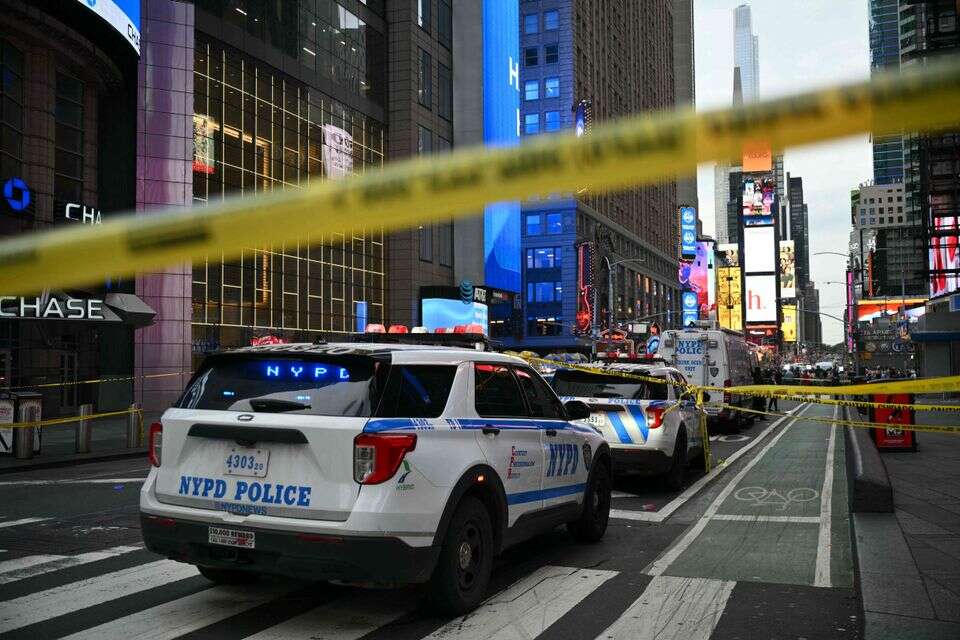 ניידות NYPD בזירת הדקירה בטיימס סקוור , AFP