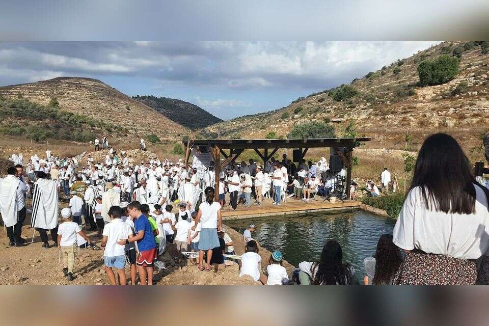 מתפללים במעיין שבו נרצח נתנאל שרקון , .