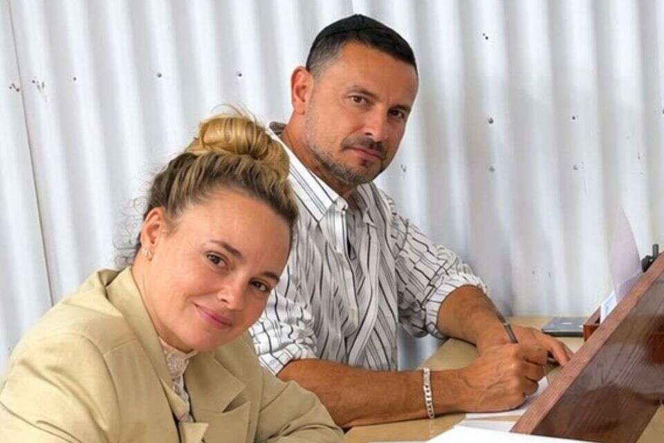 גיא זוארץ ויעל בר זוהר באוהל של הרבי מליובביץ' , צילום מסך