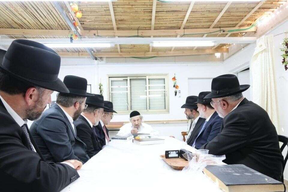 מפלגת דגל התורה בביקור בסוכתו של הרב דוב לנדו , ללא
