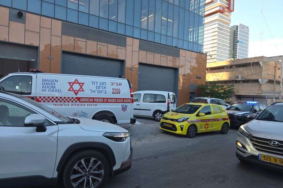 פועל נפל מגובה באתר בנייה בבני ברק , תיעוד מבצעי מד"א