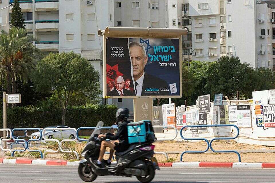 שליח על אופנוע ברחוב הרצל באשדוד , לירון מולדובן