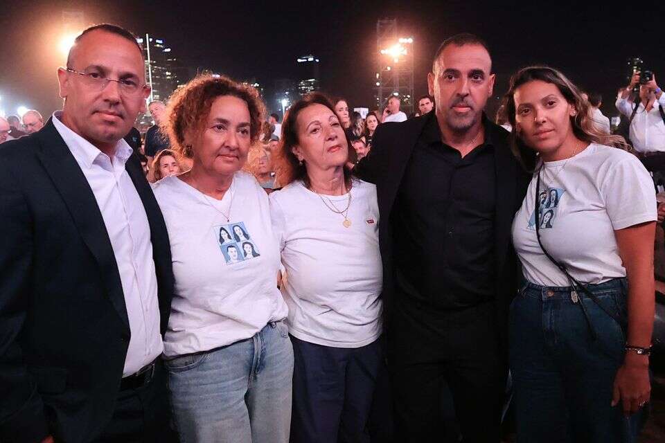 שורד השבי אלי שרעבי ומשפחתו בטקס הזיכרון הלאומי , קוקו