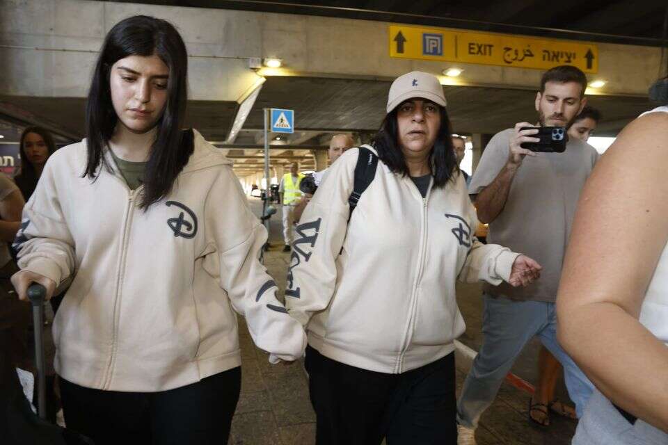 מלי וליאל - מנסות להתחיל מחדש , יהושע יוסף