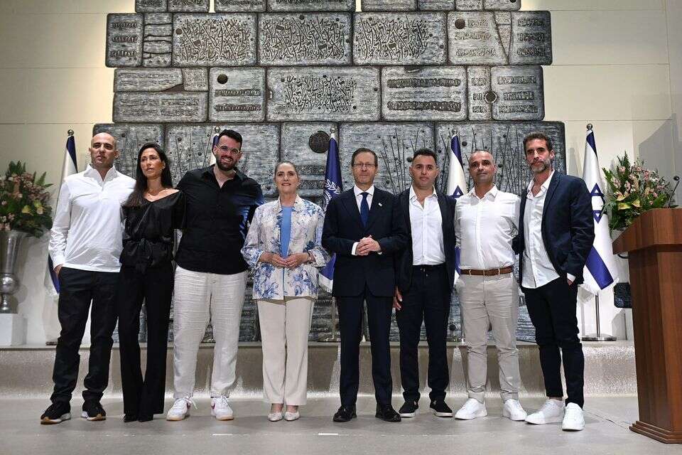 נשיא המדינה עם ששת גיבורי טיסת פליי דובאי , בית הנשיא