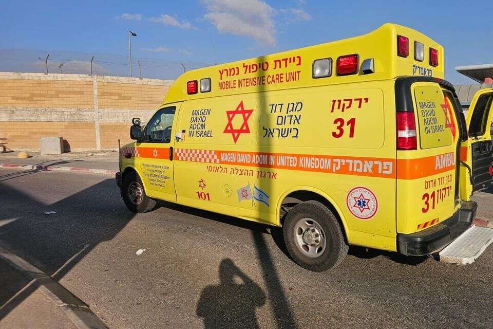 שלושה גברים נפצעו באירוע אלימות סמוך למחסום קלנדיה. , תיעוד מבצעי מד"א