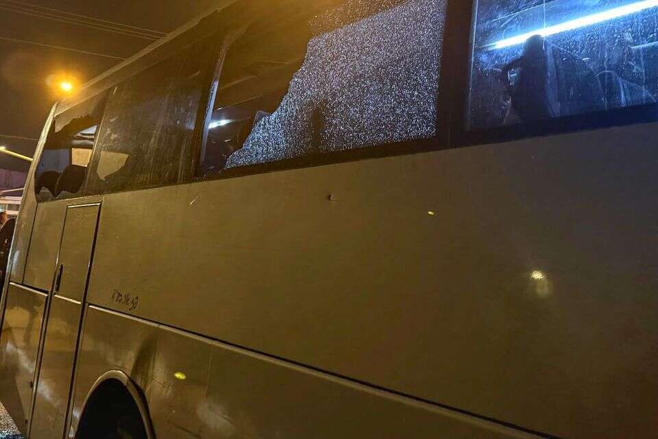 אבנים הושלכו לעבר אוטובוס אוהדים ביפו; אין נפגעים , לפי סעיף 27א בחוק לזכויות יוצרים