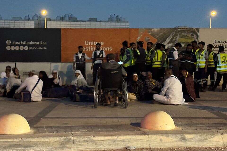 אזרחים שפונו משה התעופה הבינלאומי בריאד לאחר מתקפת הטילים החות'ית , איי.פי