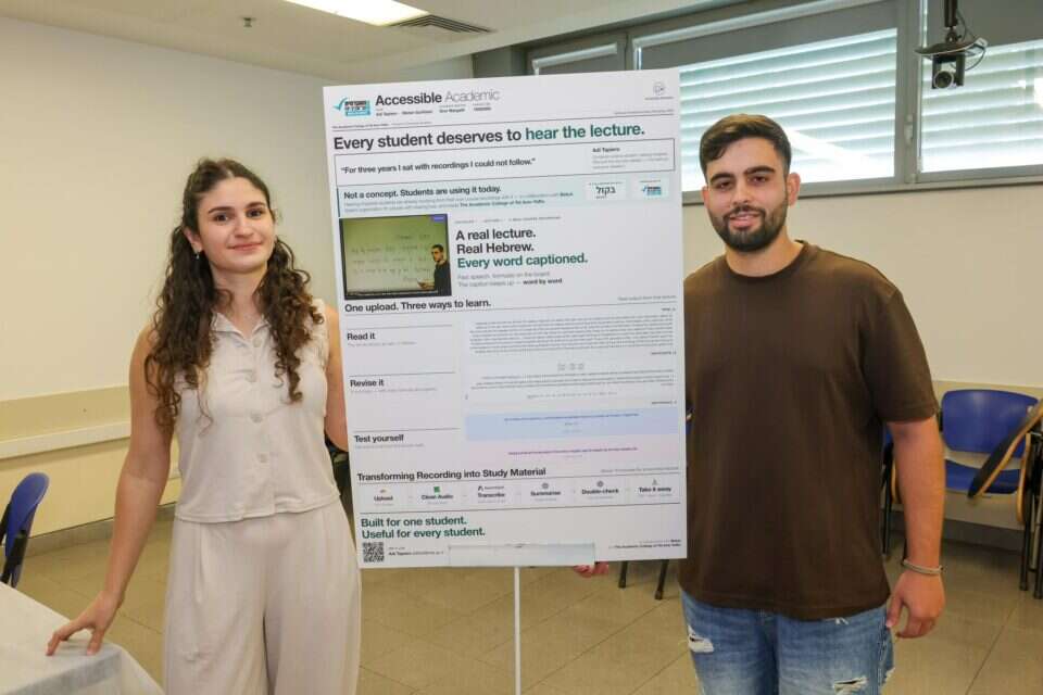 מהקושי בכיתה לפתרון מבוסס AI: סטודנטית כבדת שמיעה פיתחה כלי לתמלול הרצאות