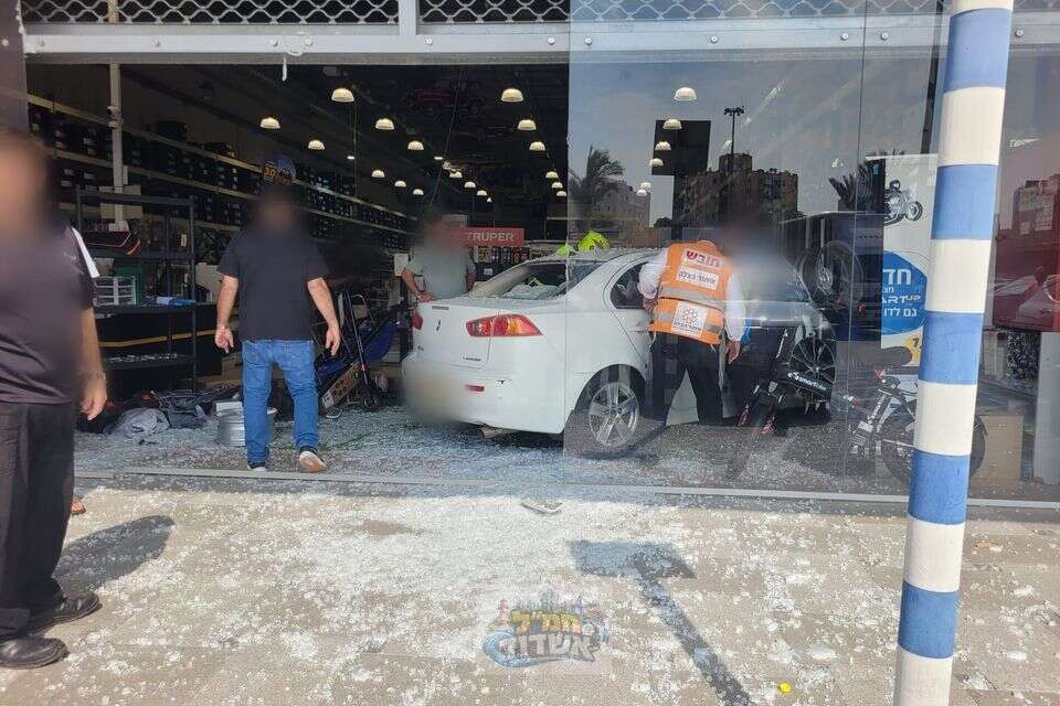 רכב התנגש בחנות במרכז מסחרי באשדוד , חמל אשדוד
