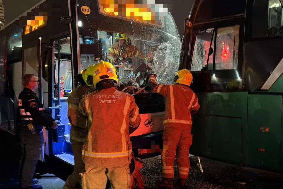 לוחמי האש חילצו נהג כשהוא במצב בינוני בתאונת דרכים , מתנאל בושרי כבאות והצלה לישראל