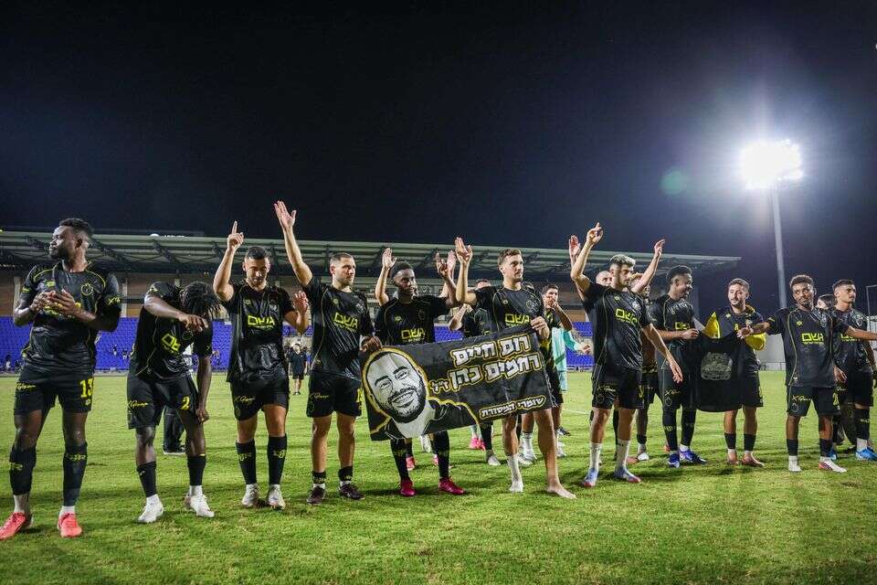 שחקני בית"ר ירושלים חוגגים , קובי אליהו