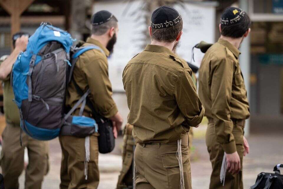 רבין דווקא התלהב מהיוזמה. חיילים חרדים בלשכת גיוס , דובר צה"ל