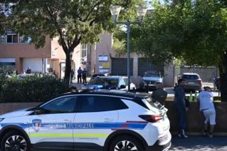 ניידת משטרה ליד בית הספר בעיר אובן בצרפת לאחר הירי במקום , ללא
