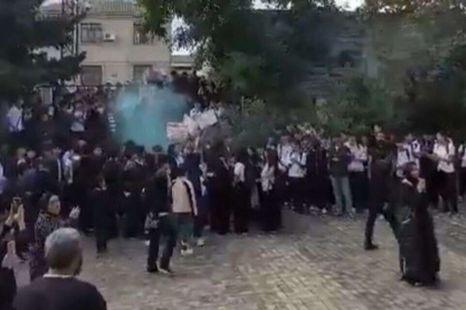 מפגינים נגד החוק החיג'אב בבאקו בירת אזרבייג'ן , צילו םמסך