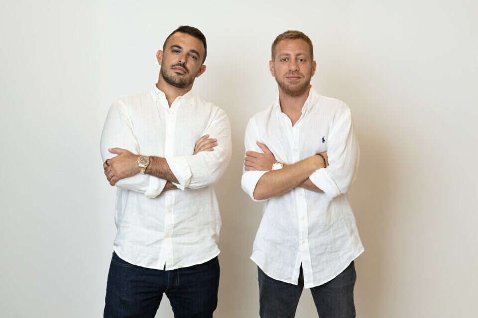 cargo-founders-ram-el-binyamin-lior-gazit.jpg	ליד "שני אנשים מהצד השני של הדלפק" (מתאימה גם כתמונה ראשית, היא לרוחב)	שני המייסדים עומדים יחד	רם אל בנימין וליאור גזית, מייסדי חברת המשלוחים קרגו צילום דניאל אטיאס , 