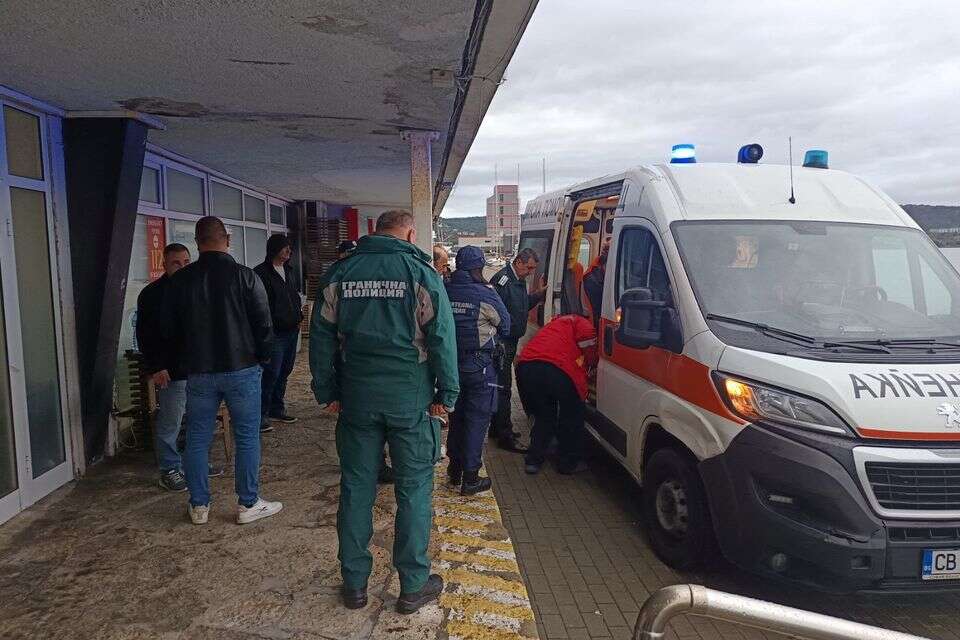 אנשים מתאספים סמוך לאמבולנס, ביום שבו ספינה נפגעה בתקיפת כטב"ם בוורנה, בולגריה ,