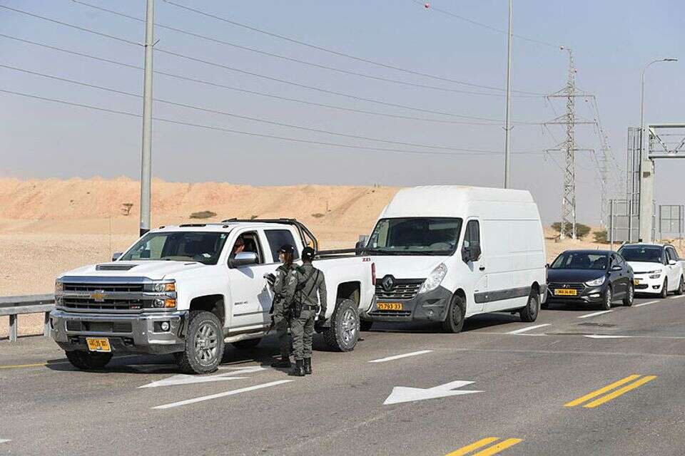שוטרי מגב בכניסה הצפונית לאילת , יהודה בן יתח