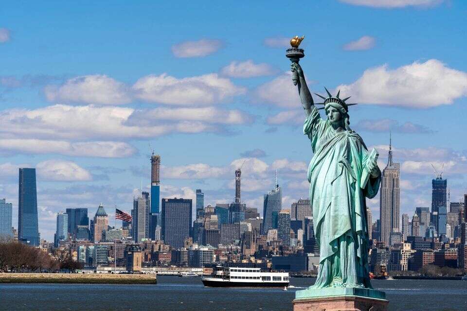 The Statue of Liberty over the Scene of New york cityscape river side which location is lower manhattan,Architecture and building with tourist concept *** Local Caption *** 28.09.23
20.06.25 ? 
09.07.25 , Getty Images/iStockphoto