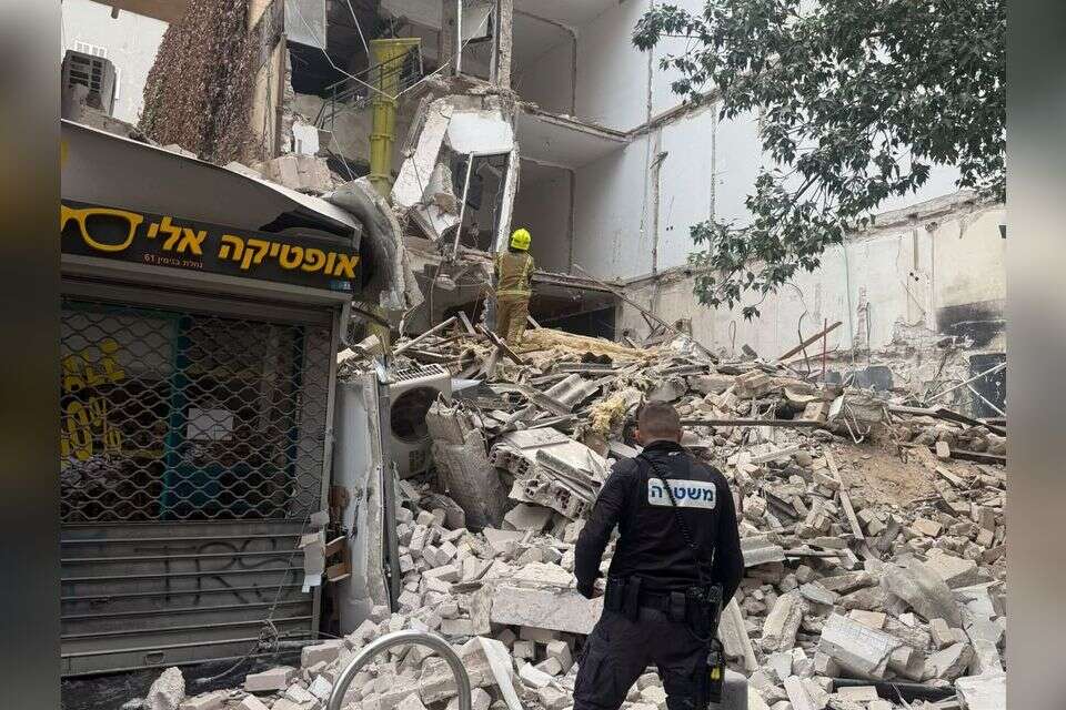 עד כה חולצו 3 לכודים חולצו מהריסות הבניין שקרס בנחלת בנימין , .