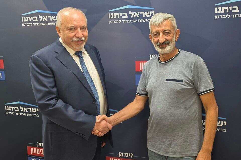 ויקטור רחמילוב, לשעבר סגן ראש עיריית אופקים ואביגדור ליברמן , ישראל ביתנו
