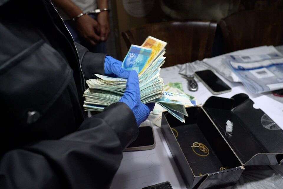 כספים שנתפסו באחת הפשיטות , דוברות המשטרה