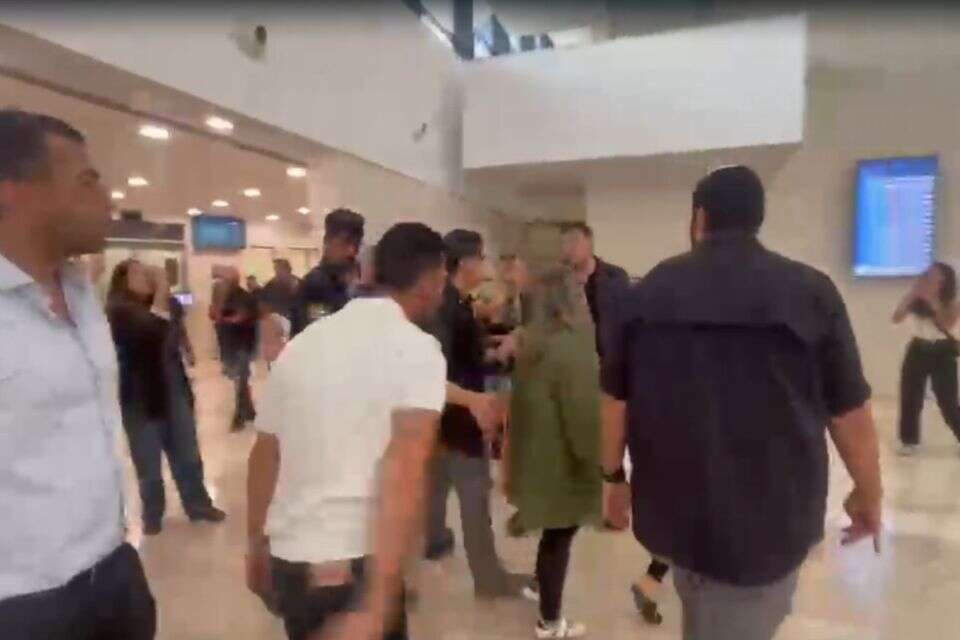 המאבטחים חוצצים בין הורים לגננות בדיון בבית המשפט , צילום מסך, ירון דורון