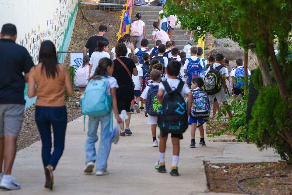 תלמידי בית ספר בפתיחת שנת הלימודים הנוכחית ,